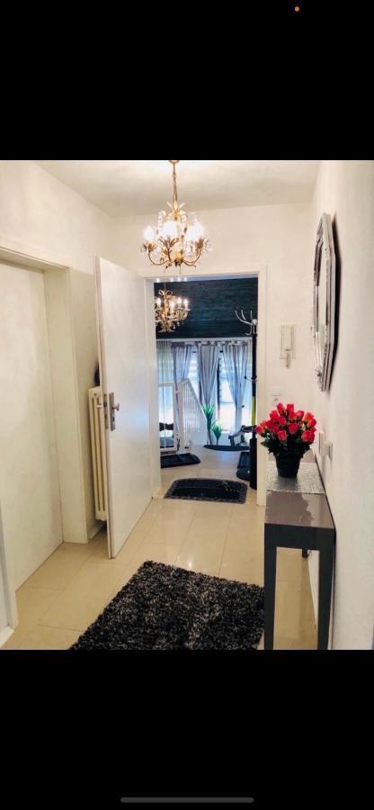 Apartment La *